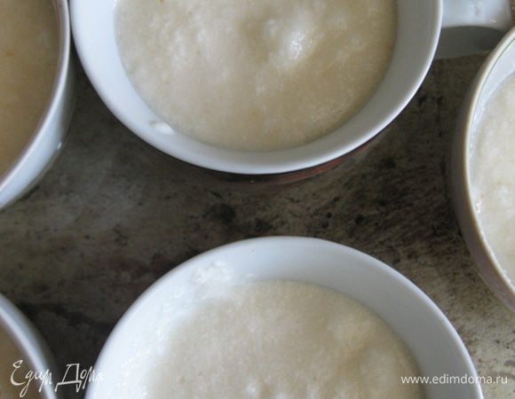 Аккуратно ввести белки в тесто, перемешать и вылить в формочки на половину или 3/4. Поставить формочки в большую форму, наполненную водой до середины маленьких формочек и поставить в духовку. Выпекать при 180 градусах 30-35 минут.