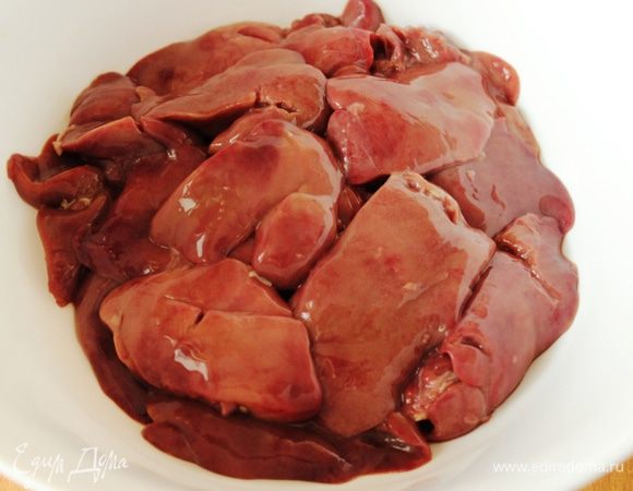 Куриную печень хорошо промыть и нарезать небольшими кусками.
