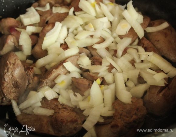 Быстро обжарить на оливковом масле, добавить лук и тушить еще 5-7 минут на слабом огне.