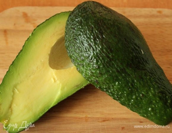 Авокадо разрезать, удалить косточку и снять кожицу. 