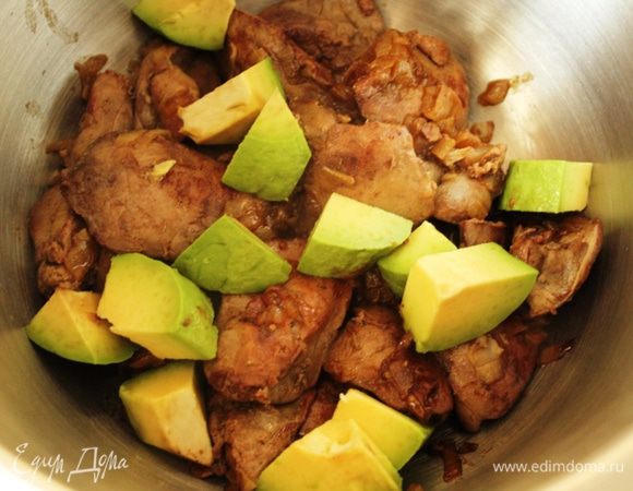 Печень и авокадо поместить в чашу процессора и пюрировать, добавить коньяк, соль, перец и мускатный орех