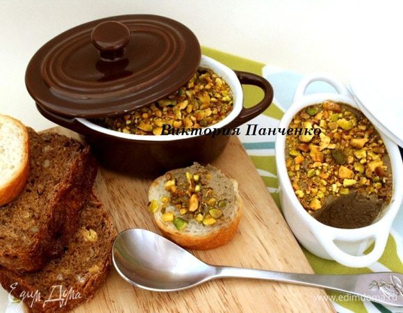 Разложить паштет по формам, сверху посыпать фисташками и хорошо охладить. Подавать с хлебом, чипсами или крекером. Приятного аппетита!!!