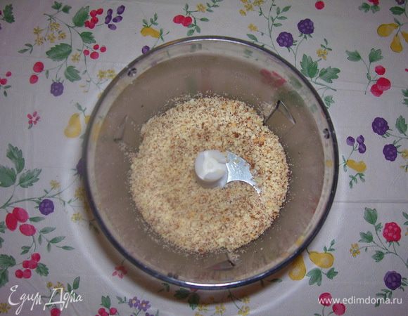 Измельчить миндаль.