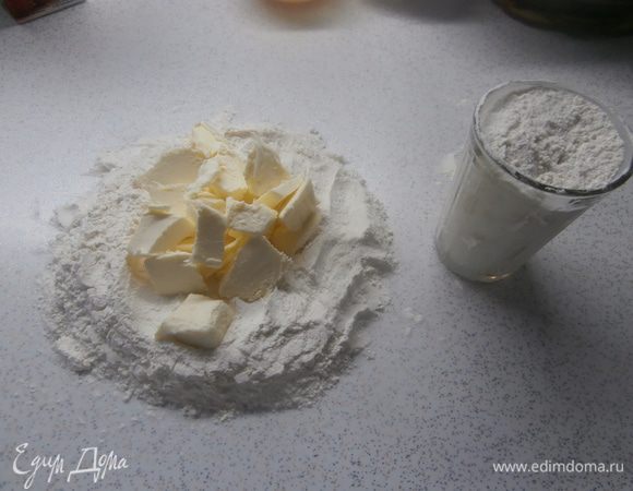 2 ст. муки насыпать на рабочую поверхность, порезать кубиками слив. масло (мягкое) 
