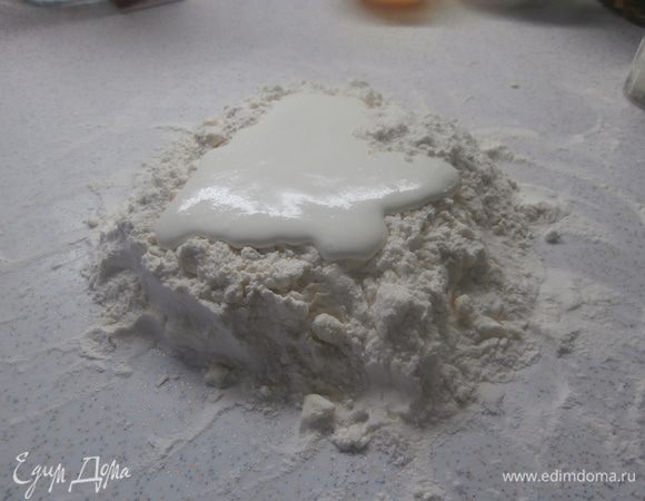 В сметане (она должна быть комнатной температуры) погасить соду и добавить к муке и маслу