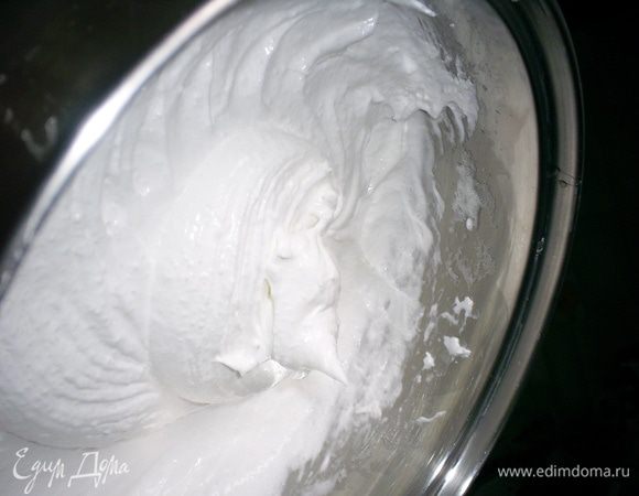 Белки взбиваем до устойчивых пиков, затем понемногу добавляем сахар, не прекращая взбивать. Когда весь сахар уже введен в белки, а масса не выпадает при переворачивании емкости, процесс взбивания можно прекращать.