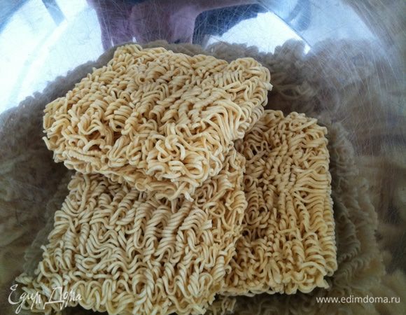В большой кастрюле с кипящей водой, варить лапшу согласно инструкции на упаковке. Промыть под холодной водой до полного остывания. Отложите в сторону.