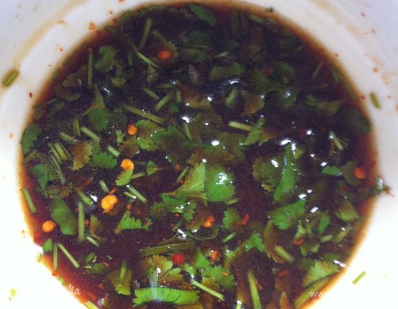 В  миске смешайте лимонный сок, соевый соус, кунжутное масло, сахар, красный перец и кинзу. Добавить в лапшу, размешать.