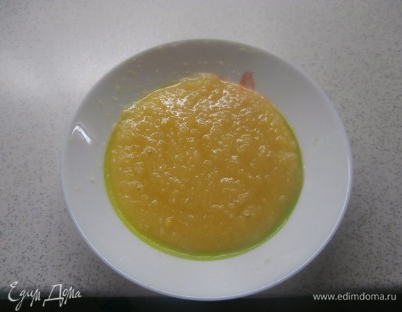 Сделать начинку: лимон (с цедрой) натереть на мелкой терке или измельчить в кухонном комбайне,добавить сахар и перемешать