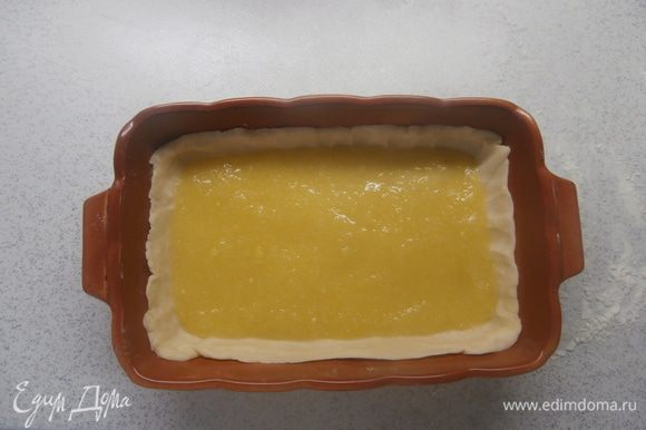 Оставшееся тесто раскатать и поместить в форму,выложить лимонную начинку