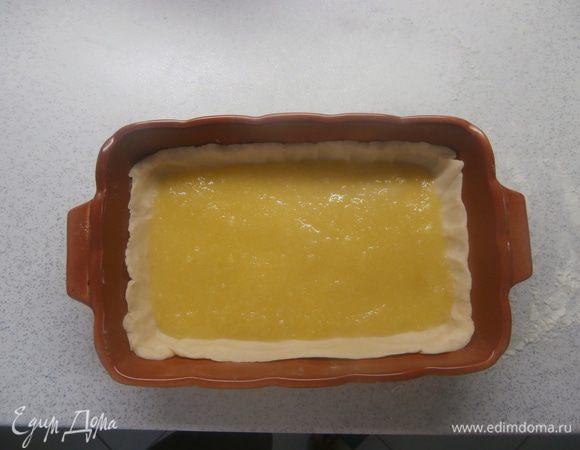 Оставшееся тесто раскатать и поместить в форму,выложить лимонную начинку