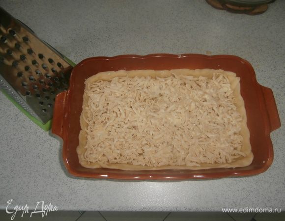 Тесто из морозильника натереть на крупной терке, сверху смазать (желток+2 ст.л. молока). Отправить в разогретую до 180` духовку на 35-40 минут. Готово!
Приятного вам аппетита!!!