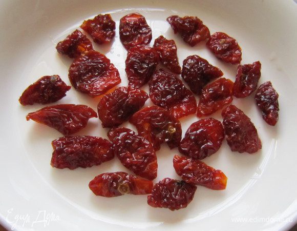 Вяленые помидоры залить небольшим количеством тёплой воды и дать постоять 15-20 мин., воду слить.