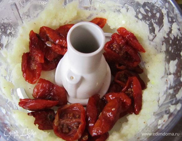 Измельчить лук, помидоры.