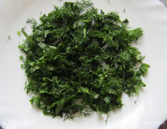 Мелко порезать зелень.