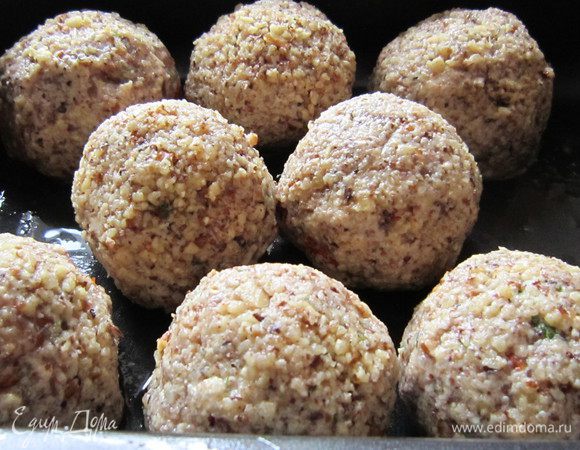 В отдельной ёмкости взбить 1 яйцо. Котлетки обмакнуть в яйцо, затем обвалять в орехах и выложить на смазанный маслом противень. Выпекать в разогретой до 180 гр. духовке в течение 45-50 мин. 
