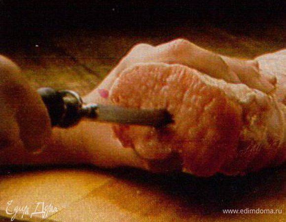 Острым длинным ножом сделать крестообразный прокол-разрез в середине филе по всей длине.
