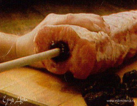 Образовавшийся "тоннель" заполнить плотно черносливом с помощью круглой ручки деревянной лопатки (или ложки). 
Снаружи мясо тщательно натереть смесью соль, перца и майорана.