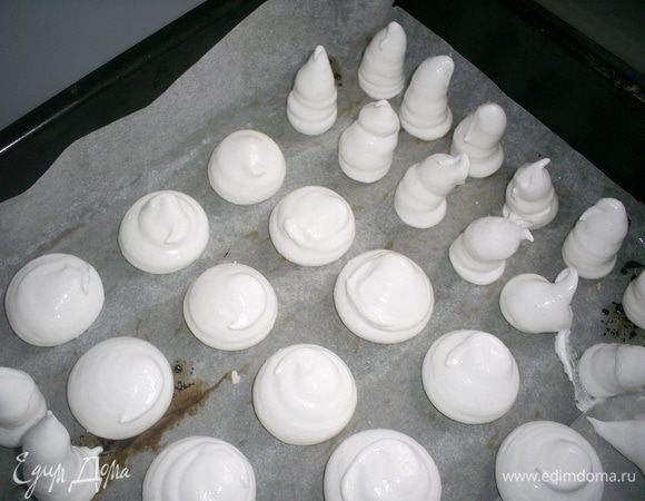 Перекладываем полученную массу в кондитерский мешок с круглой насадкой диаметром 1 см или чуть меньше. Если такового нет под рукой, можно воспользоваться плотным пакетом, у которого срезанный уголок. Отсаживаем на противень с пергаментом одинаковое количество шляпок и ножек. Шляпки стараемся делать низкими и широкими, а ножки отсаживаем в виде конусов. 