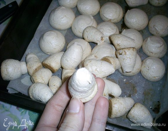 Выпекаем наши заготовки в разогретой до 100 градусов духовке около часа до полного высыхания безе. Даем остыть. далее срезаем верхнюю часть ножек, чтобы образовалась ровная поверхность для склеивания со шляпкой. Если вы хотите, чтоб грибки стояли, то обрезаем верх у стоячей ножки параллельно столу. Если вам все равно, то срез делаем параллельно низу ножки.