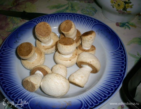 Теперь начинается самое интересное. Растапливаем белый шоколад, обмакиваем в него верх ножки и приклеиваем к шляпке, формируя грибок. Аккуратно складываем грибки, чтоб они не разломались и отправляем в холодильник до полного  застывания шоколада.