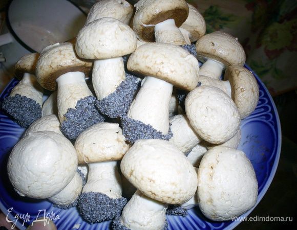 Затем вынимаем из холодильника грибки и обмакиваем низ ножки в шоколад, а затем в мак. Снова отправляем грибки в холодильник.