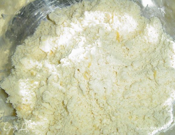 Все это растираем до состояния крошки и быстренько собираем в шар. Тесто помещаем в холодильник на 30 минут.