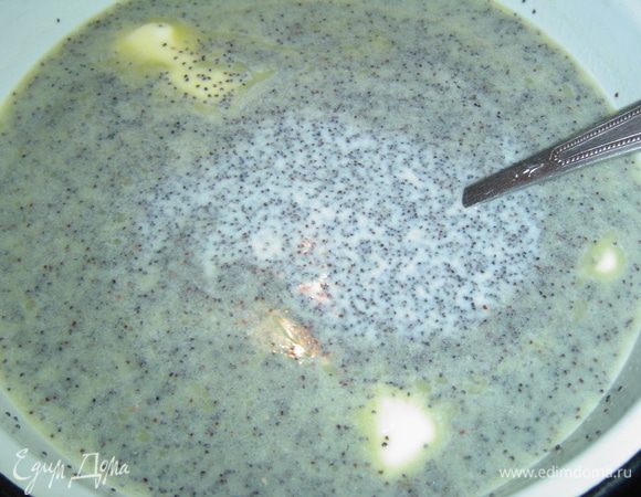 Пока тесто отдыхает, готовим маковую начинку. Для этого 500 мл молока смешиваем с маком, манкой, 100 г сливочного масла, 6 ст.л. сахара, пакетиком ванильного сахара, варим на медленном огне до загустения, постоянно помешивая.