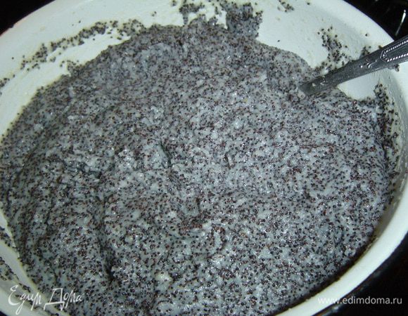 Даем остыть маковой начинке и добавляем 200 г сметаны, хорошенько перемешиваем.