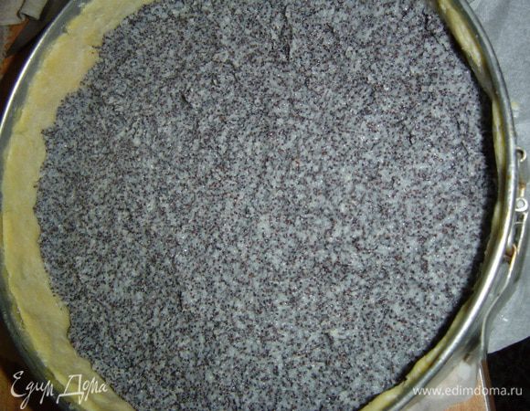 Форму (у меня диаметром 24 см) застилаем пергаментной бумагой, смазываем слегка сливочным маслом и дно, и бока. Тесто распределяем по дну формы и по бокам, сверху выкладываем маковую начинку и выпекаем при 180 гр. 20 минут.