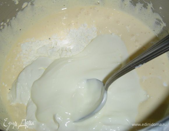 Готовим заливку, для этого отделяем белки от желтков. Желтки растираем с 2 ст. ложками сахара добела, к ним добавляем 20 г (или 1 ст.л.) муки, 400 г сметаны и хорошенько перемешиваем. Белки взбиваем в плотную пену с двумя ложками сахара и осторожно вводим в желтково-сметанную массу.