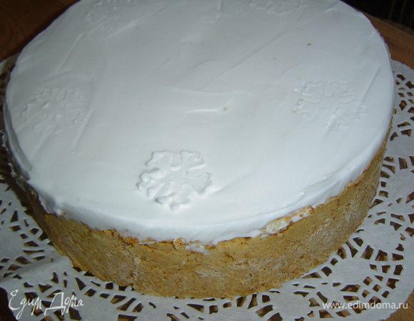 Достаем из духовки корж с маковой начинкой, сверху распределяем заливку и выпекаем еще 40 минут. Готовый пирог можно посыпать сахарной пудрой, а я выложила сверху взбитые сливки,