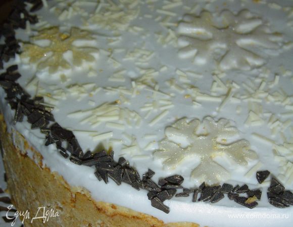 украсила снежинками из мастики, посыпала шоколадной стружкой.