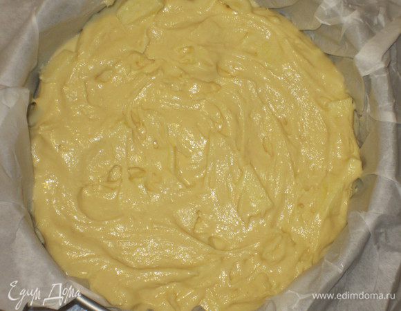 Выложите тесто в форму с пергаментом диаметром 28 см (я делала половину нормы, поэтому использовала форму 20 см), разровняйте поверхность и выпекайте в разогретой до 180°С духовке 40–50 минут (я выпекала 35 минут). Готовность проверьте зубочисткой.