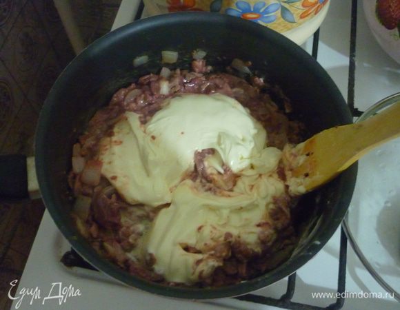 Добавляем весь плавленный сыр к печенке и луку. Даем разойтись до жидкого состояния, постоянно помешивая ложкой. Добавляем воду.

Сыр можете брать любой, от него завит оттенок вкуса блюда. 