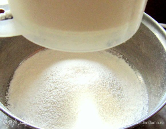 Муку просеять в миску и тщательно перемешать её с разрыхлителем, мускатным орехом, солью, цедрой лимона и кокосовой стружкой.