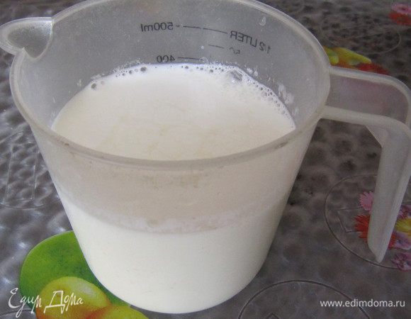 Теперь нам понадобится пахта. Её можно приготовить и в домашних уcловиях. Для этого возьмите 350 мл молока и закислите его с помощью 1 ст. л. лимонного сока или уксуса. Через 5 мин., когда молоко загустеет, оно готово к использованию.