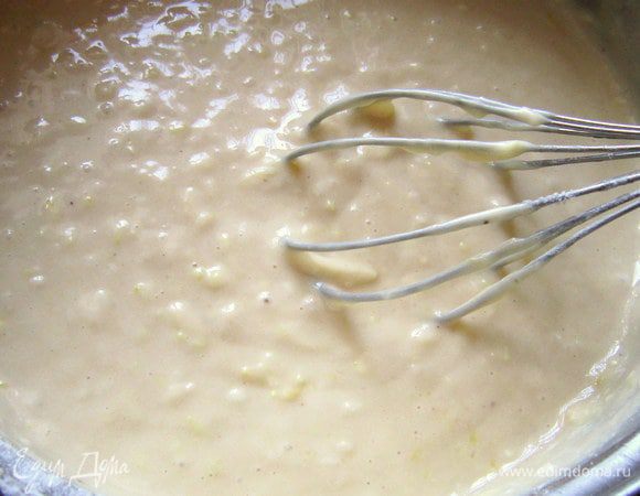 Затем аккуратно смешать с мучной смесью.
