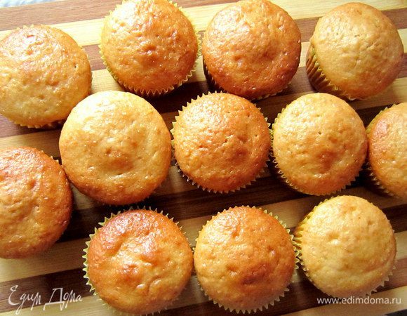 После выпечки оставить кексы в форме ещё 5 мин. Затем вынуть их из формы и дать остыть (лучше на кухонной решётке).

