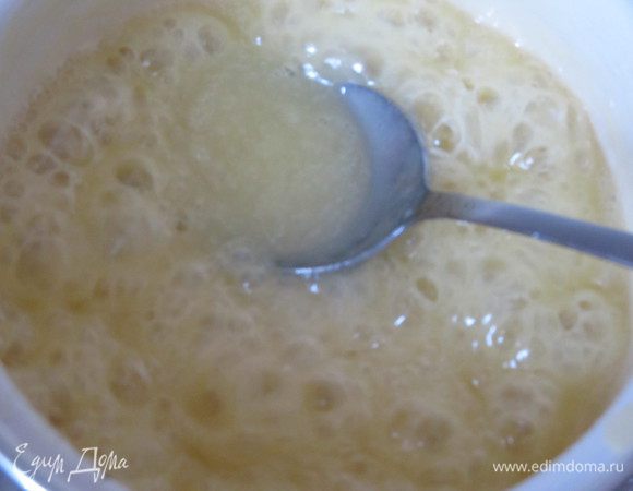 На медленном огне,постоянно помешивая довести до кипения.Варить на протяжении минут пяти,пока не загустеет. Остудить при комнатной температуре.