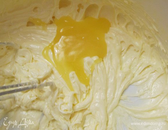 Сливочное мягкое масло взбить до пышности,ввести по одной столовой ложке остывший сироп и коньяк.