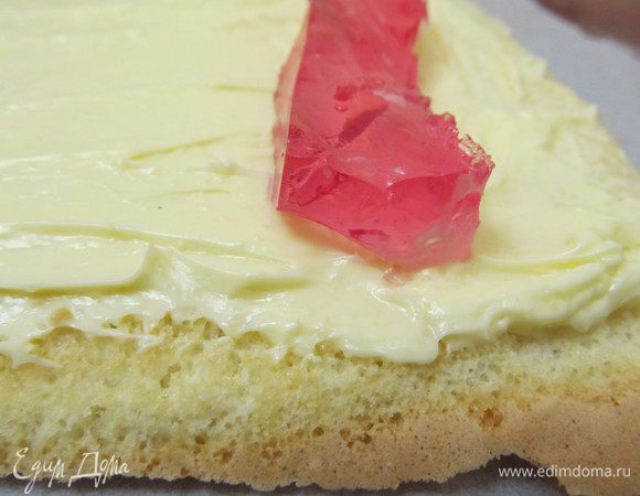 Выложить на будущую середину рулета полоски желе на всю длину рулета.