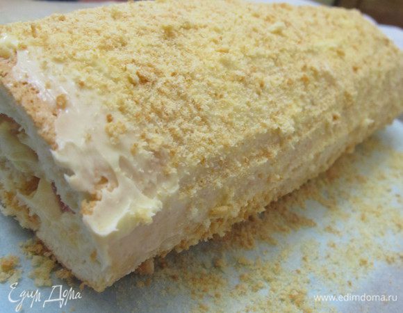 Застывший рулет обмазать оставшимся кремом, присыпать крошками (которые сделали из обрезков бисквита) и присыпать сахарной пудрой.