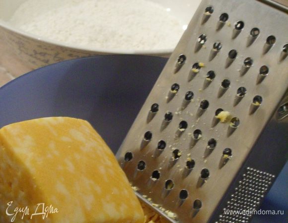 Пока духовка разогревается до 200С...

Смешать вместе все сухие ингридиенты.
Мраморный сыр натереть на терке.