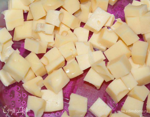 Сыр маасдам (рекомендовали использовать в этот салат именно этот сыр) нарезать небольшими кубиками 0,5-1 см.