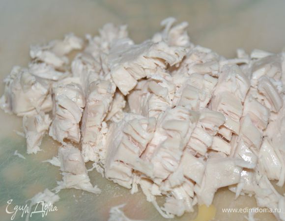Филе куриных грудок отварить до готовности, остудить и нарезать кусочками.