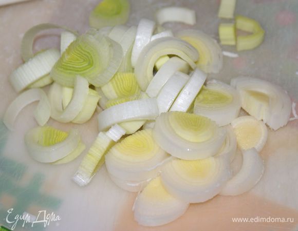 Лук-порей (белую и зеленую часть) нарезать полукольцами (на фото только часть лука).
