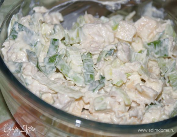Соединить все ингредиенты в салатнике, и заправить майонезом. 

Приятного аппетита!