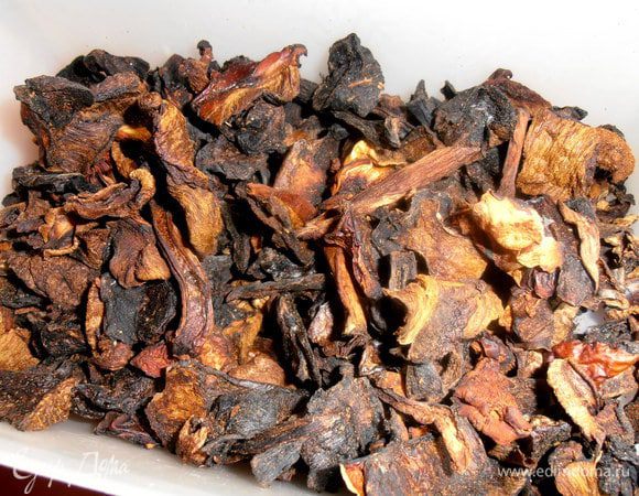 Грибы (я взяла произвольно большую горсть!) промываем и заливаем кипятком.Накрываем крышкой.