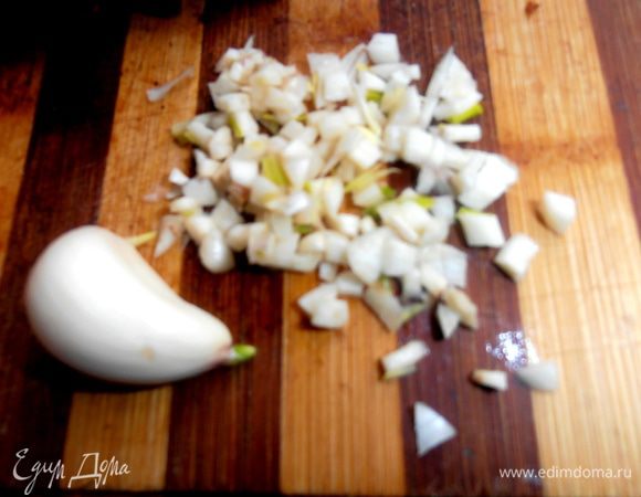 Чеснок мелко порубить.